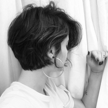 Девушка с короткой стрижкой со спины