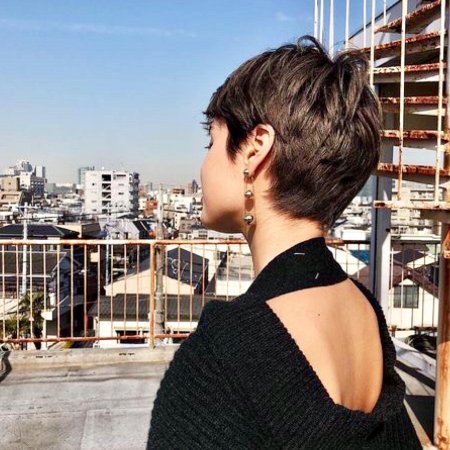 Девушка с короткой стрижкой