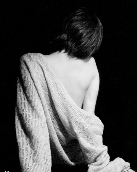 Девушка с короткими волосами со спины