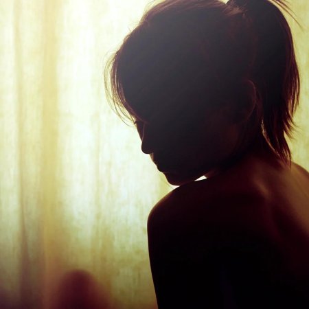 Девушка с каре со спины