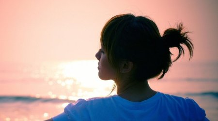 Девушка с короткой стрижкой со спины