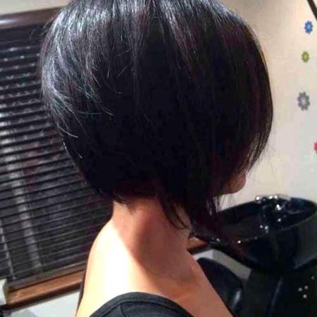 Брюнетка с каре со спины