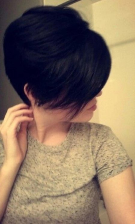 Брюнетка с короткой стрижкой