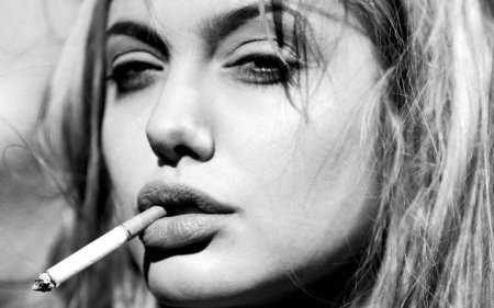 Анджелина джоли с сигаретой