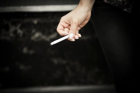 Женщина с сигаретой