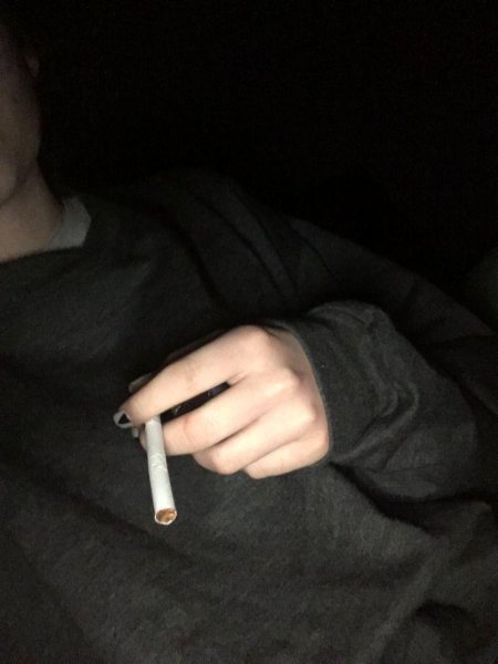 Сигарета в руках