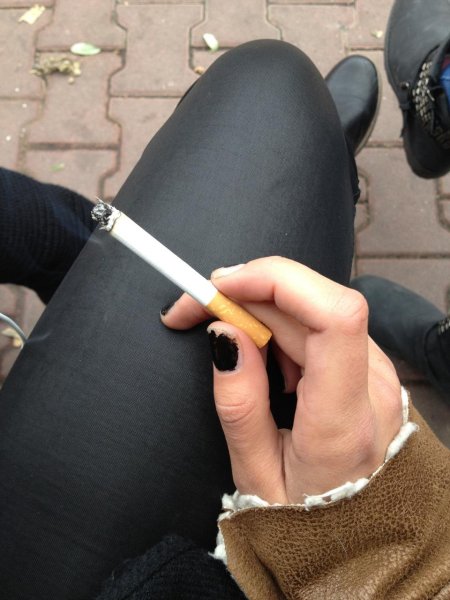 Женская рука с сигаретой