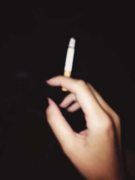 Рука с сигаретой