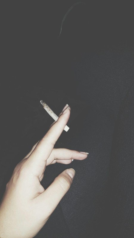 Рука с сигаретой