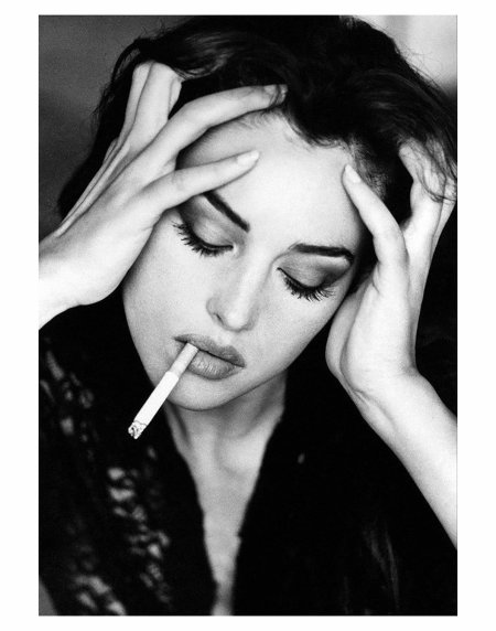 Моника беллуччи в молодости с сигаретой
