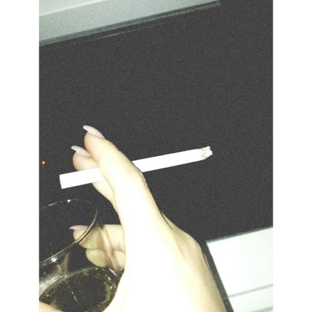 Сигарета в руках