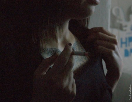 Девушка с сигаретой без лица