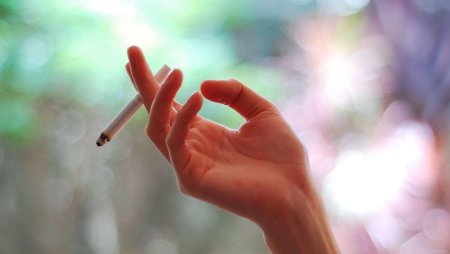 Курение сигарет