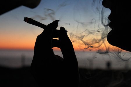 С сигаретой