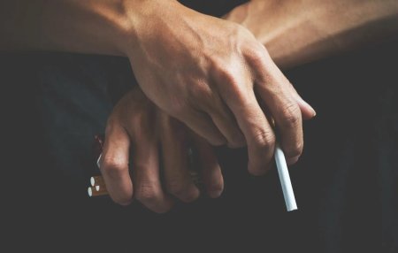 Мужчина с сигаретой