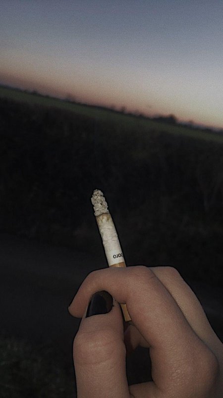 Сигарета в руках