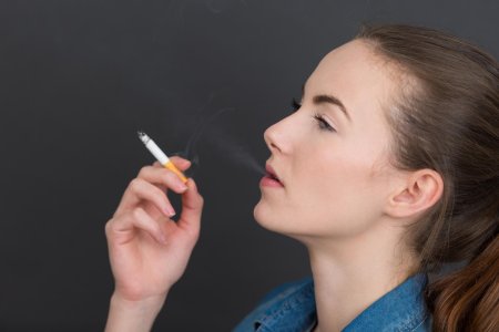 Женщина курит