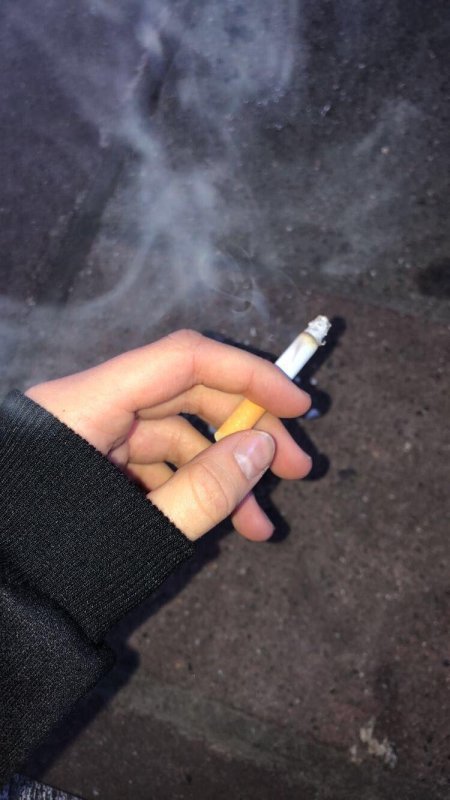 Сигарета в руках