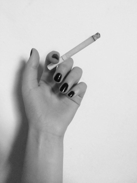 Женская рука с сигаретой