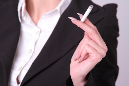 Деловая женщина с сигаретой