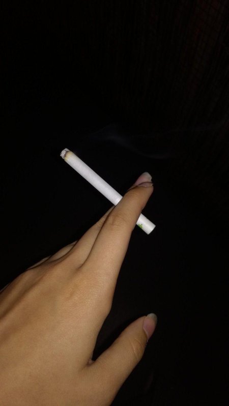 Рука с сигаретой