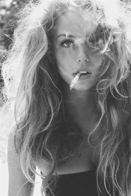 Девушка с сигаретой