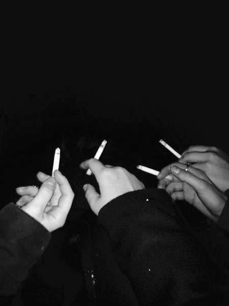 Рука с сигаретой