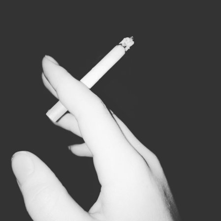 Рука с сигаретой