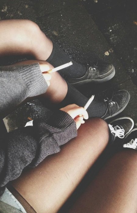 Девушка с сигаретой без лица