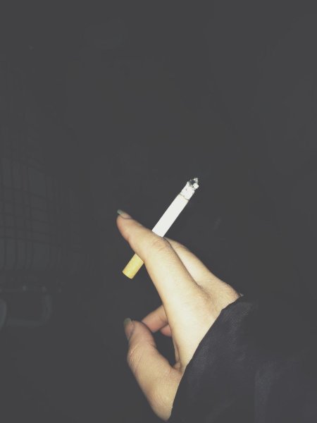 Сигарета в руках