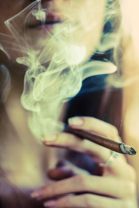 Девушки с дымом сигарет