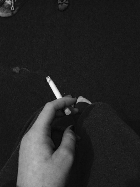 Рука с сигаретой