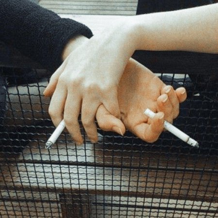 Сигарета в руках