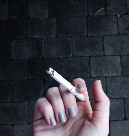 Рука с сигаретой