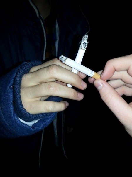 Сигарета в руках