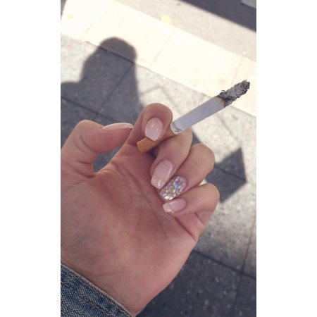 Сигарета в руках