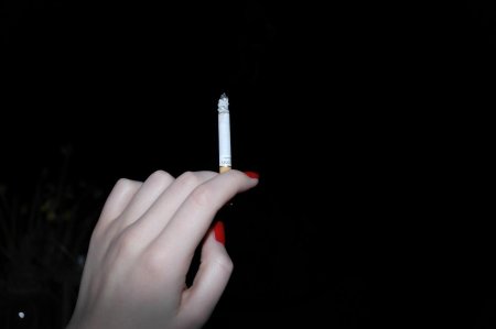 Женская рука с сигаретой