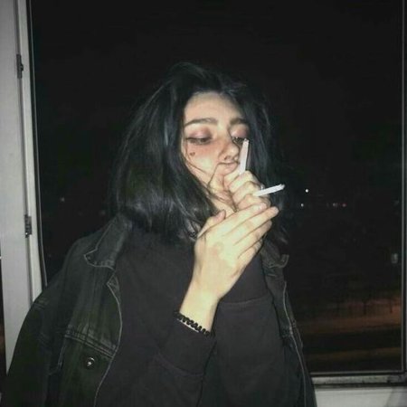 Курящая девушка эстетика