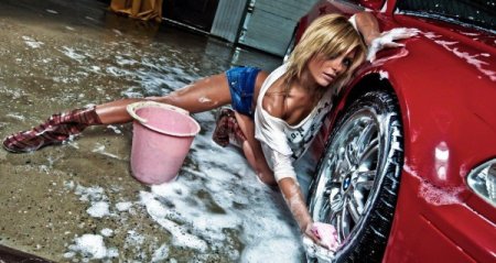 Девушка моет машину