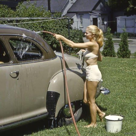 Девушка моет машину