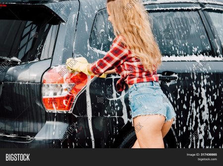 Моет машину