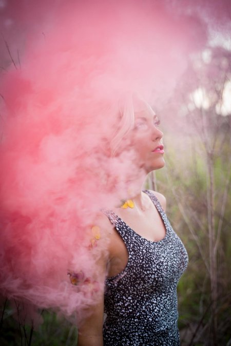 Фотосессия с дымом цветным на природе