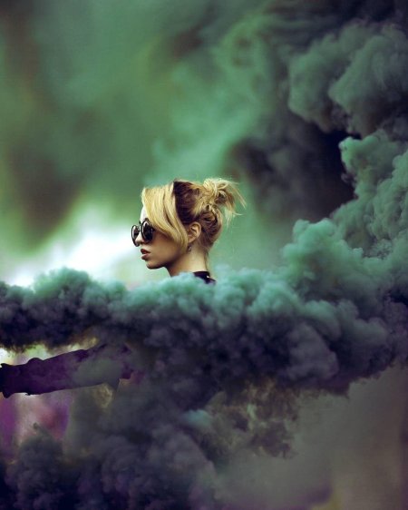 Девушки в цветном дыму