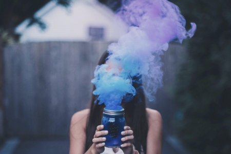 Девушка в дыму