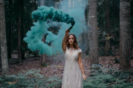 Фотосессия с цветным дымом в лесу