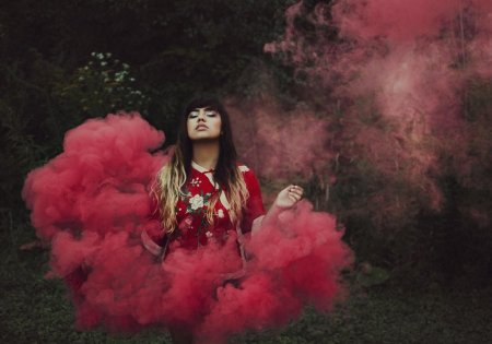 Фотосессия с розовым дымом