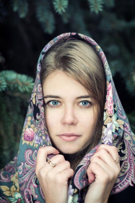 Женщина в платке