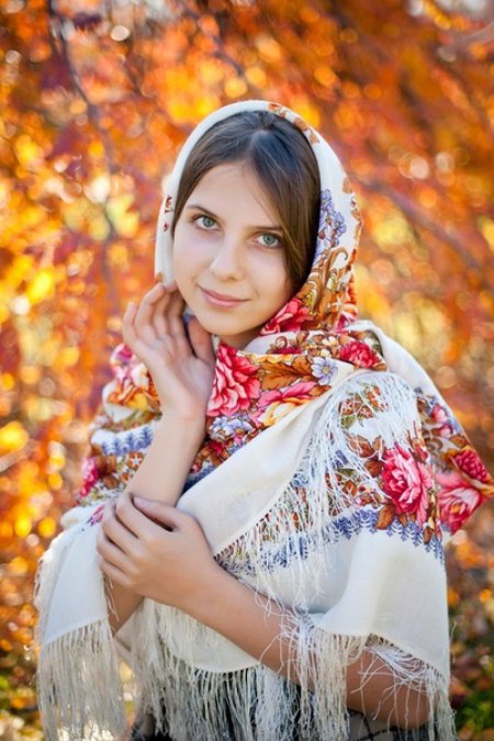 Девушка в платке
