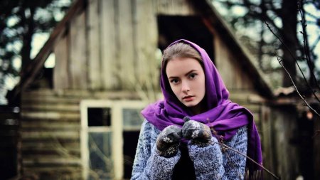 Девушка в платке