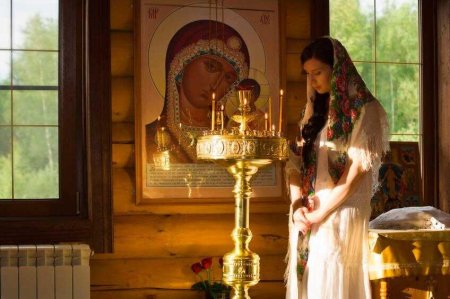 Женщина в храме